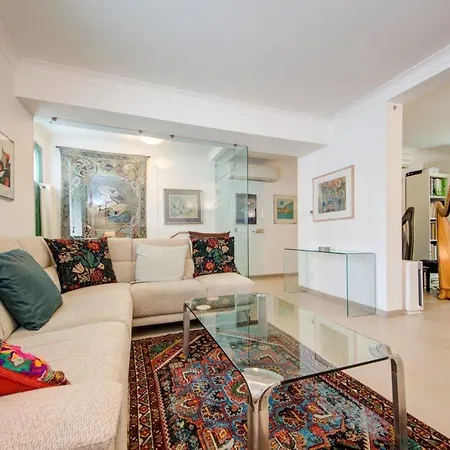 Apartment Superb 3 Bedroom Maisonette In