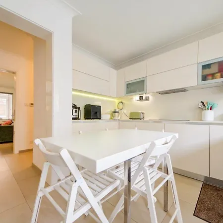 Superb 3 Bedroom Maisonette In Apartment *