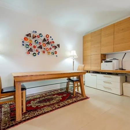 Apartment Superb 3 Bedroom Maisonette In