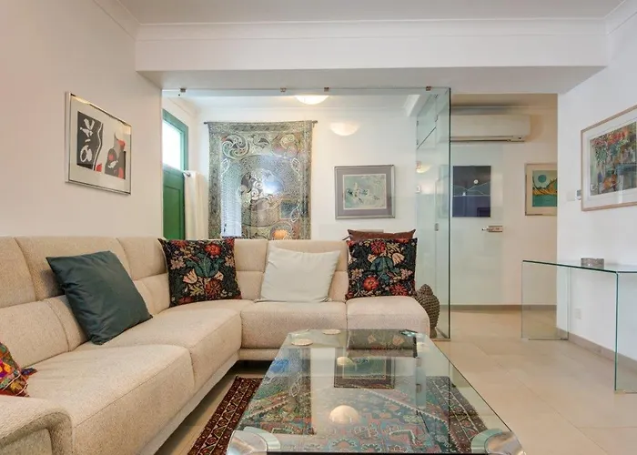 Elegant 3-bedroom In Historic Centre By Malta Weekend La Valeta